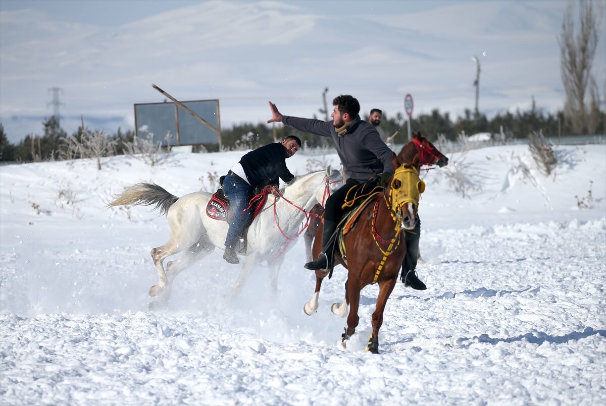 - Kış aylarında özellikle Turistik Doğu Ekspresi ile Kars'a gelen