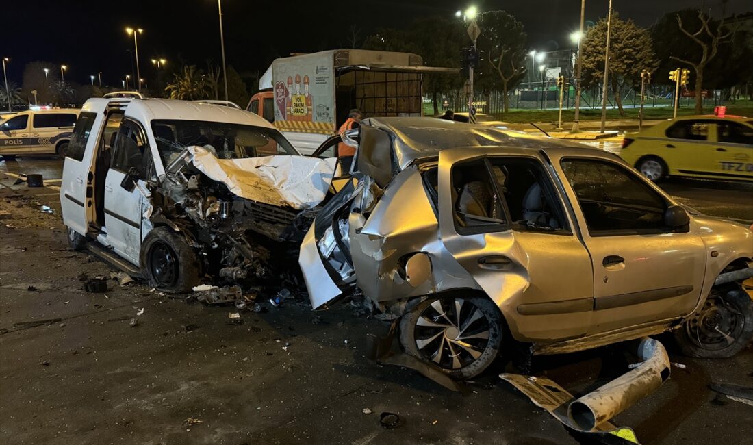 İSTANBUL (AA) – İstanbul'un Kartal ilçesinde park halindeki otomobile çarpan