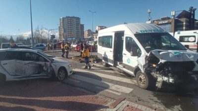 KAYSERİ (AA) – Kayseri'nin Melikgazi ilçesinde minibüs ile otomobilin çarpışması