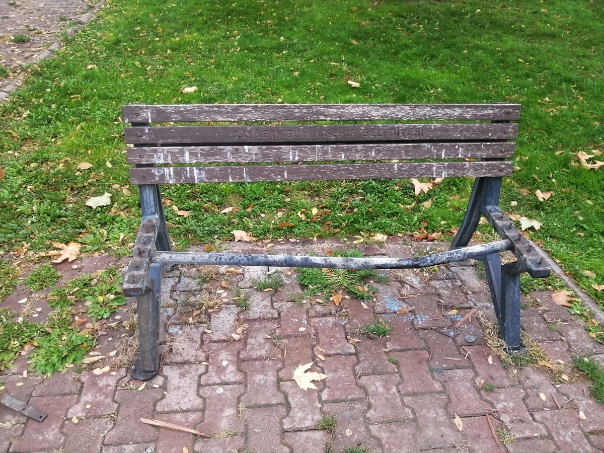 KAYSERİ (AA) – Kayseri'de park ve bahçelerdeki malzemelere zarar verenler,