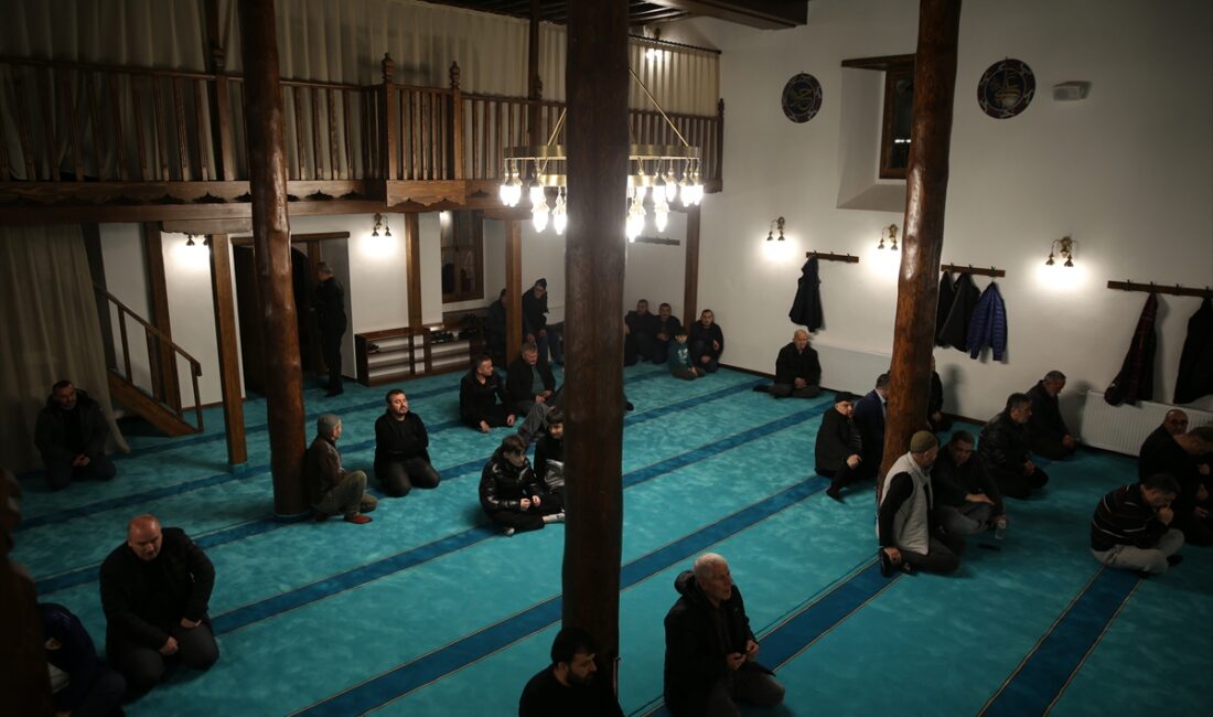 KAYSERİ (AA) – Kayseri'de restorasyonu tamamlanan tarihi Tasmakıran Cami, teravih