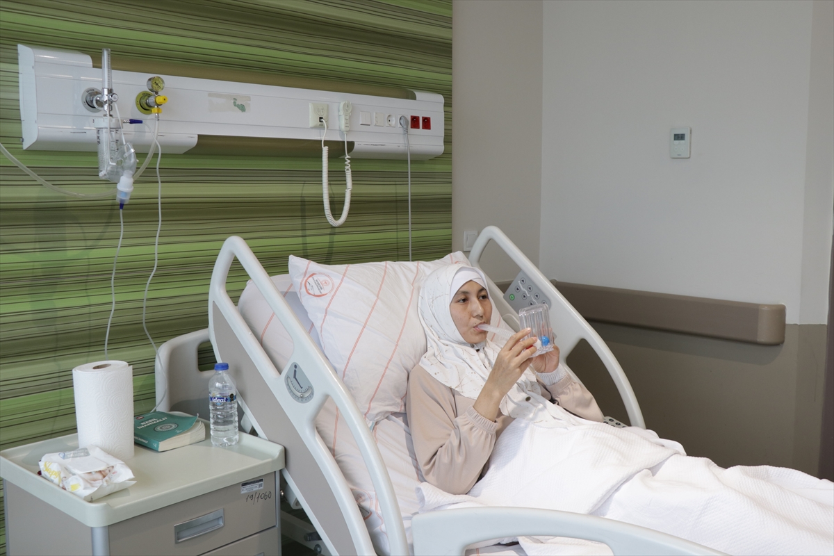 - Kayseri Şehir Hastanesi'nde karnındaki kitlenin çıkarılmasıyla sağlığına kavuşan 6