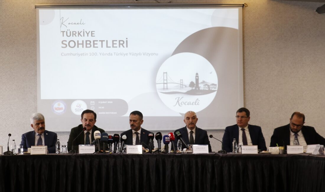 KOCAELİ (AA) – Kocaeli'de, Türkiye Yüzyılı vizyonu kapsamında "Türkiye Sohbetleri"