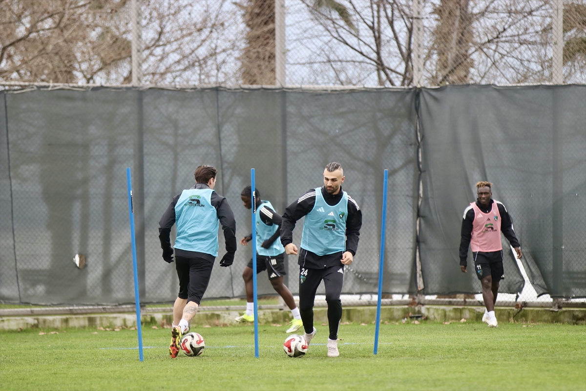 - Teknik direktör Selçuk İnan:
"Sahamızda, stadımızda seyircimizle beraber avantajlı bir