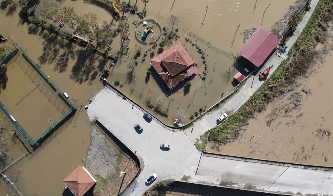 MUĞLA (AA) – Muğla'da bazı vatandaşlar, Köyceğiz Gölü'nün yükselmesi sonucu