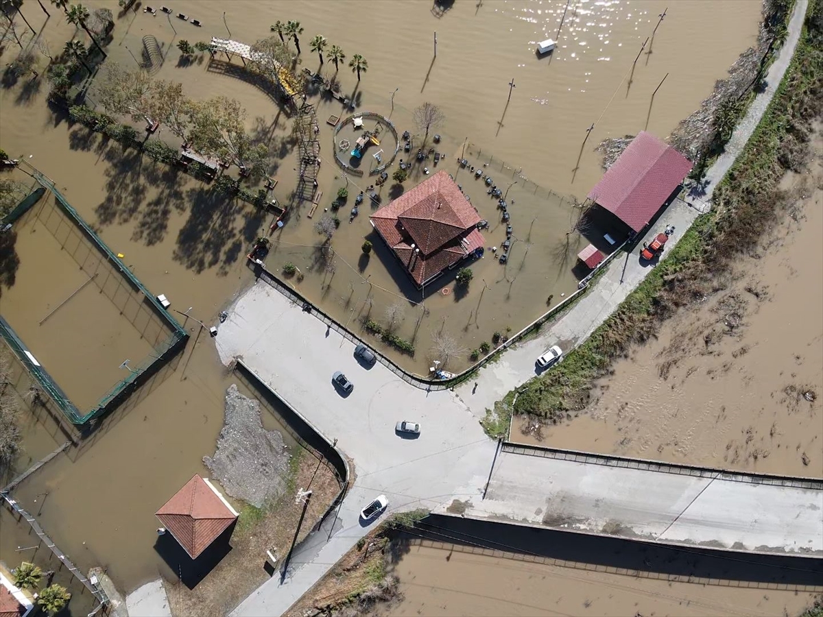 MUĞLA (AA) – Muğla'da bazı vatandaşlar, Köyceğiz Gölü'nün yükselmesi sonucu