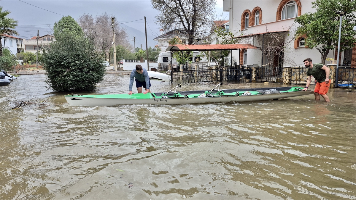 - Fırtınaya rağmen göle açılan kürek sporcuları zor anlar yaşadı
-