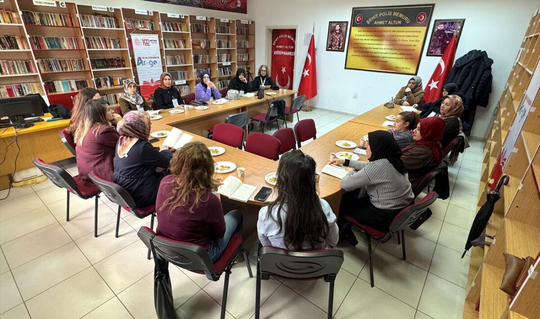 - Annelere yönelik seminer, kitap tahlili ve atölye etkinlikleri düzenleyen