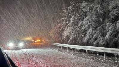 KÜTAHYA (AA) – Kütahya'nın Domaniç ilçesinde yoğun kar yağışı, ulaşımı
