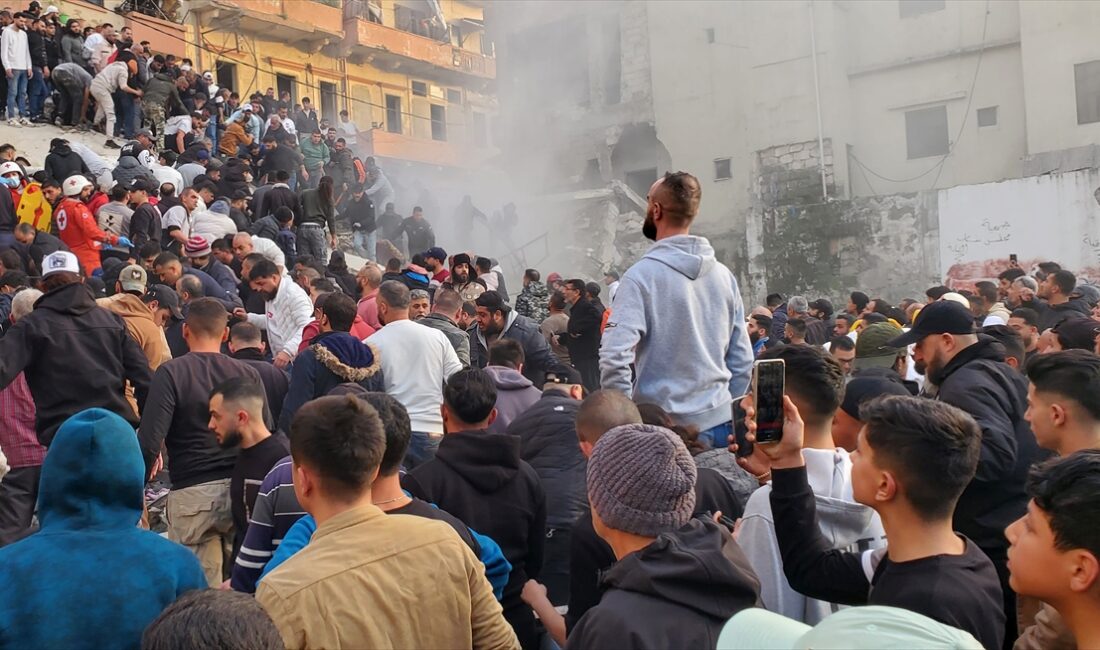 - Enkaz altında kalan kişilerden 3'ü sağ kurtarılırken, olay sırasında