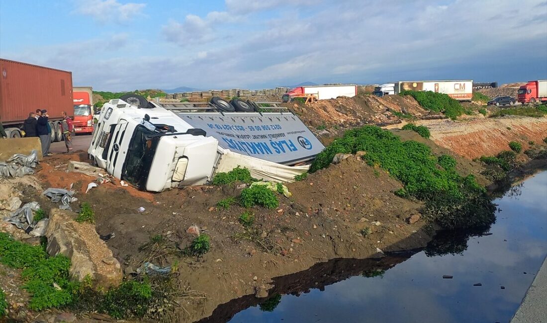 MANİSA (AA) – Manisa'nın Şehzadeler ilçesinde palet yüklü kamyonun devrilmesi