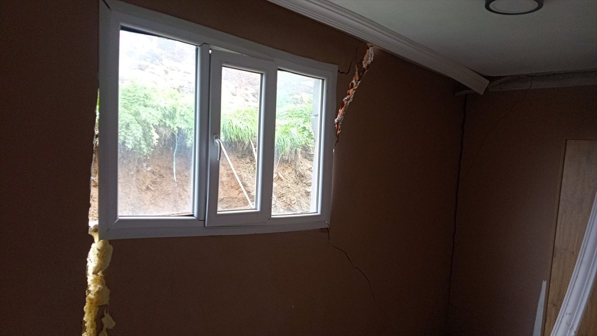 MANİSA (AA) – Manisa'nın Gölmarmara ilçesinde heyelan riski nedeniyle 10