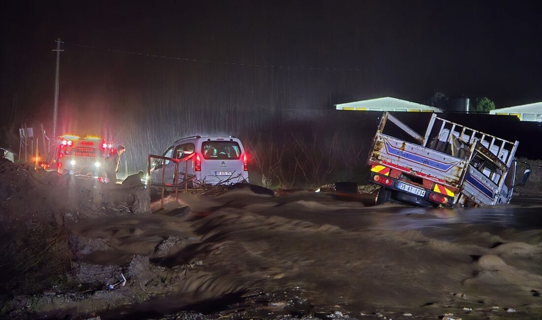 MANİSA (AA) – Manisa'nın Turgutlu ilçesinde etkili olan sağanak nedeniyle