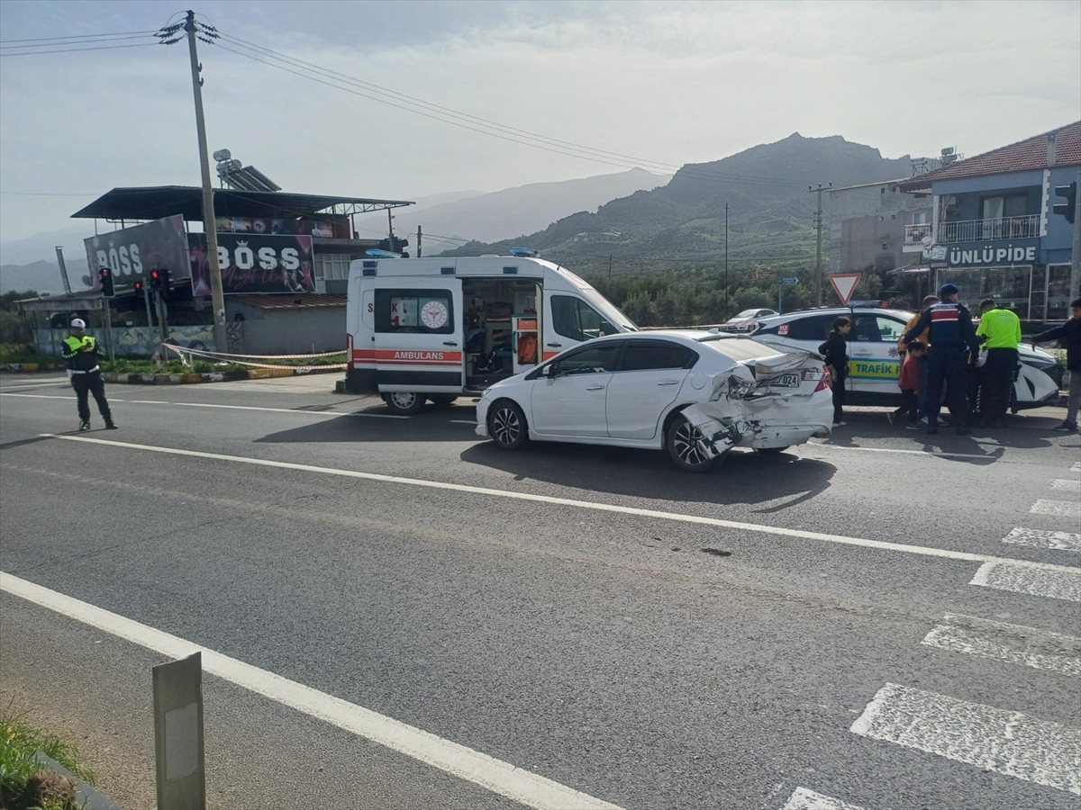 MANİSA (AA) – Manisa'nın Salihli ilçesinde iki otomobilin çarpışması sonucu