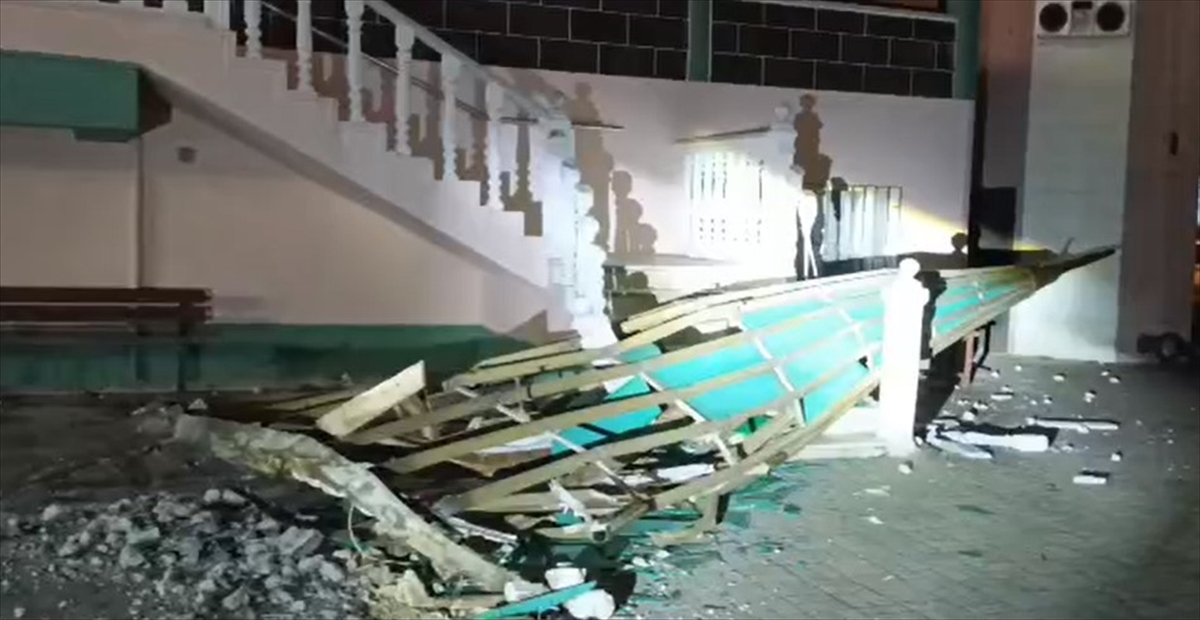 MANİSA (AA) – Manisa’nın Salihli ilçesinde etkili olan kuvvetli fırtına