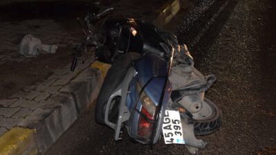 MANİSA (AA) – Manisa'nın Turgutlu ilçesinde otomobille çarpışan motosikletteki iki