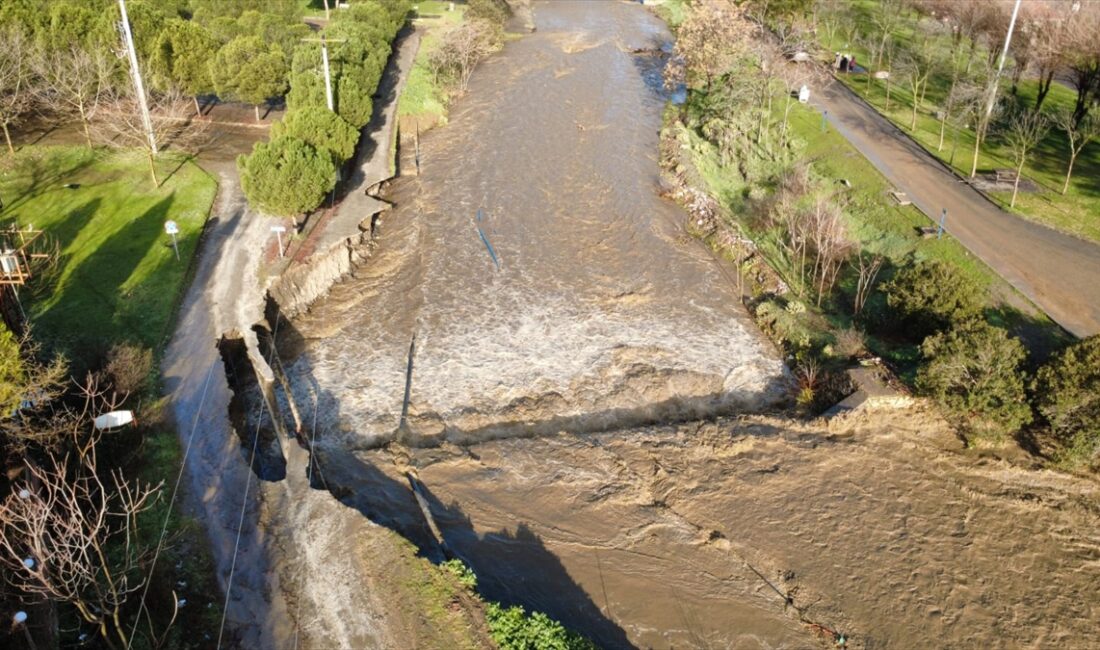 MANİSA (AA) – Manisa'nın Salihli ve Turgutlu ilçelerinde sağanak nedeniyle