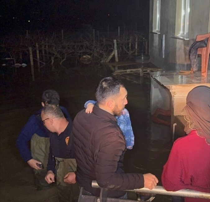 MANİSA (AA) – Manisa'da etkili olan yoğun yağış sonrası sel