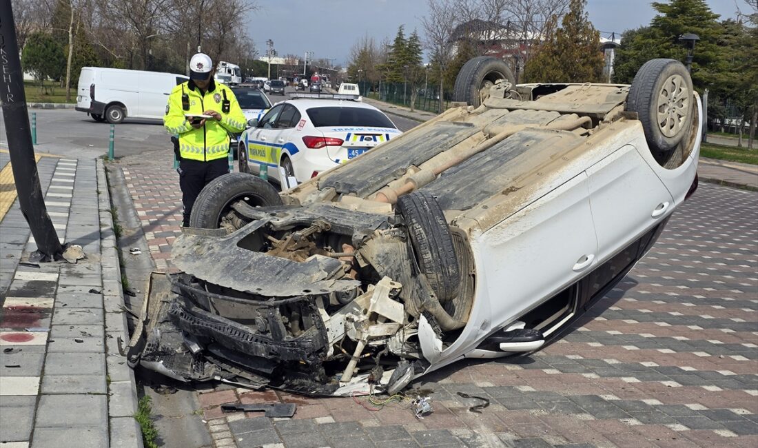 MANİSA (AA) – Manisa'nın Turgutlu ilçesinde otomobilin takla atması sonucu