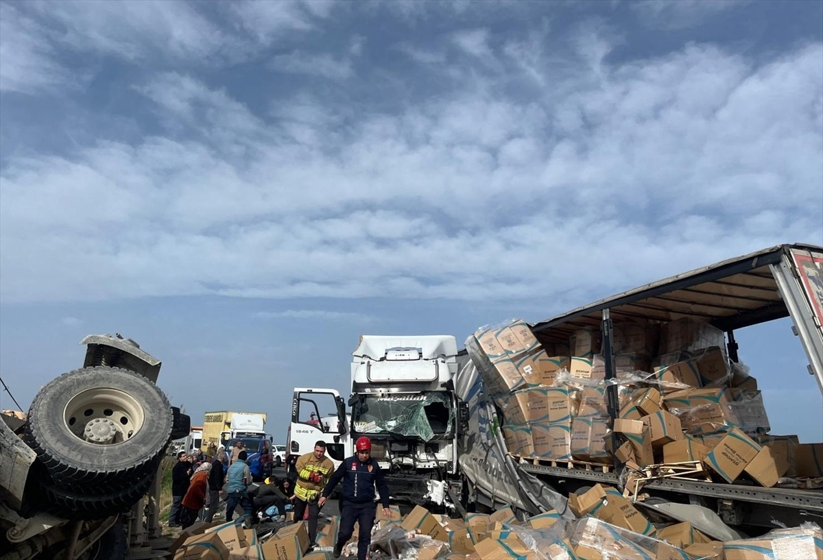 MANİSA (AA) – Manisa'nın Salihli ilçesinde 3 aracın karıştığı zincirleme