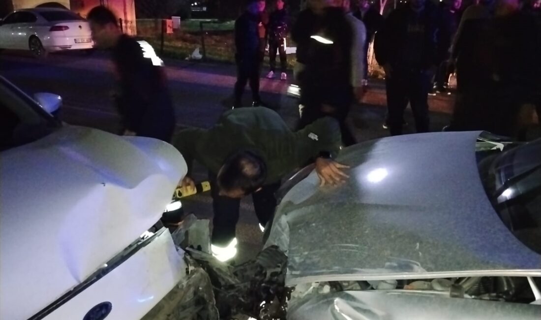 MARDİN (AA) – Mardin'in Kızıltepe ilçesinde iki otomobilin çarpışması sonucu