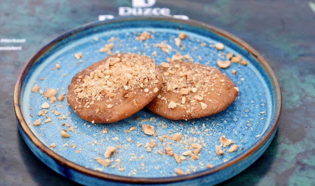 - Akçakoca ilçesinde "Manav" olarak adlandırılan Orta Asya'dan göçen Türklerden