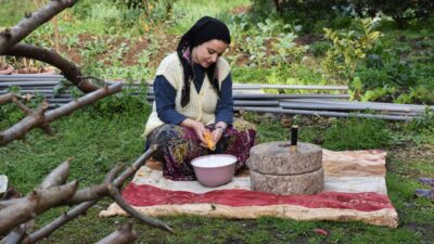 - Karadeniz'in yöresel lezzetlerinden karalahana çorbası, bakır tencerede tereyağı ile