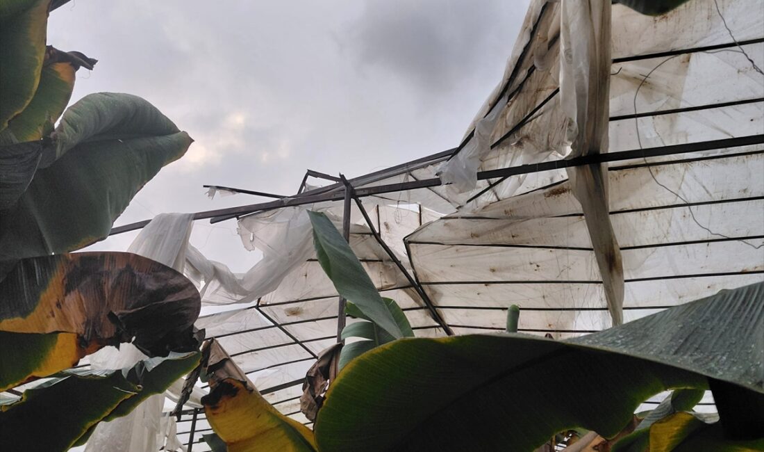 MERSİN (AA) – Mersin'de sağanak ve şiddetli rüzgar hayatı olumsuz