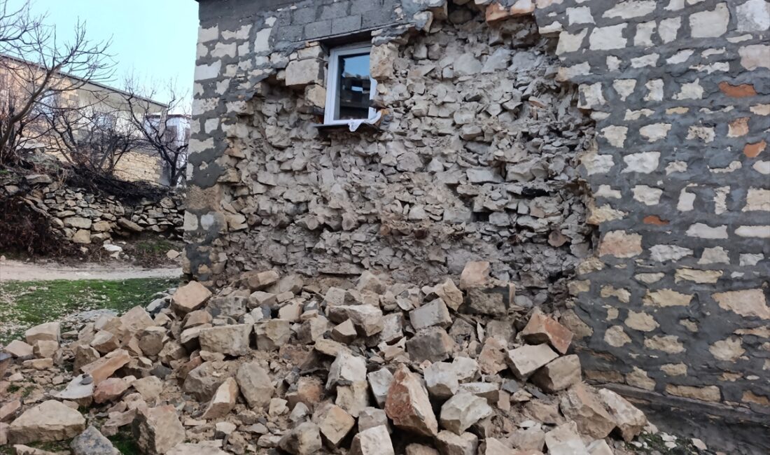 MERSİN (AA) – Mersin'de sağanaktan etkilenen alanlarda belediye ekiplerinin temizlik