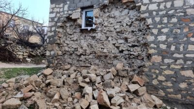 MERSİN (AA) – Mersin'de sağanaktan etkilenen alanlarda belediye ekiplerinin temizlik