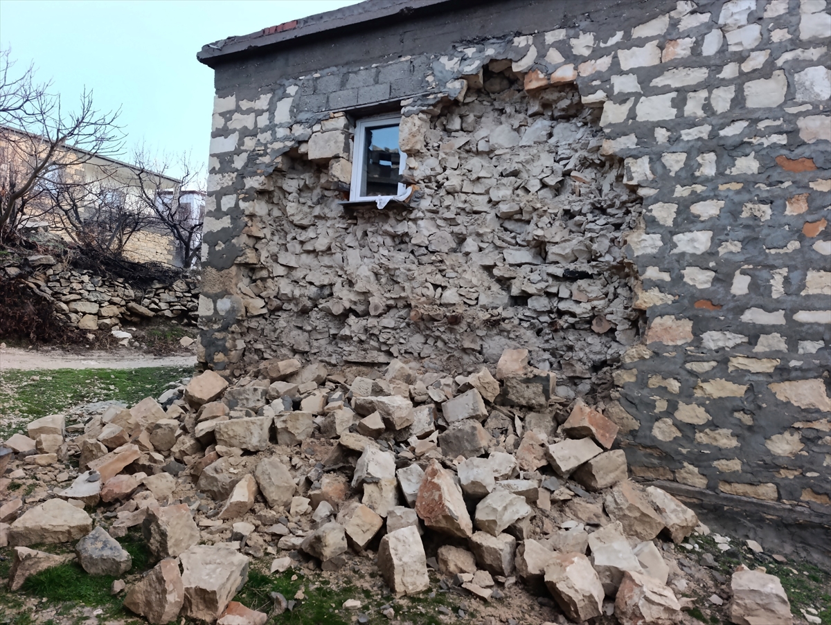 MERSİN (AA) – Mersin'de sağanaktan etkilenen alanlarda belediye ekiplerinin temizlik