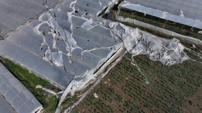 MERSİN (AA) – Mersin'in Akdeniz ve Tarsus ilçelerinde şiddetli rüzgar