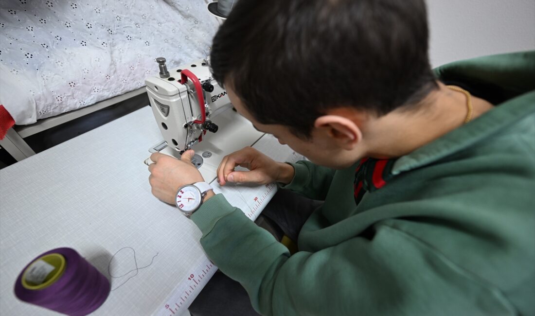 - Düzce Özel Eğitim Meslek Okulu moda tasarımı öğretmeni Zübeyde