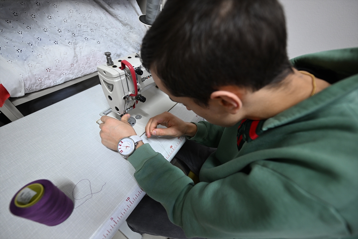 - Düzce Özel Eğitim Meslek Okulu moda tasarımı öğretmeni Zübeyde