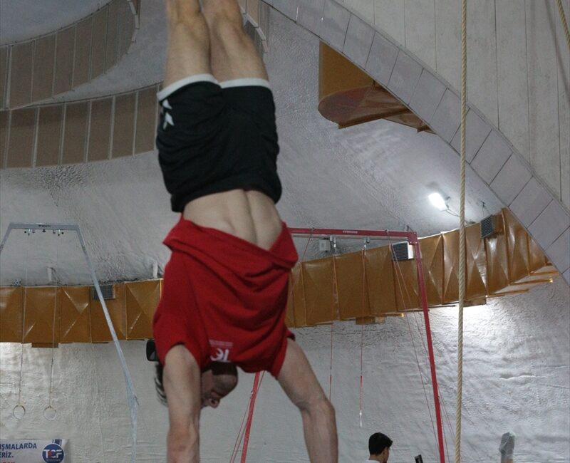 - Artistik Cimnastik Erkek Milli Takımı sporcularından Ahmet Burak Ekici:
-