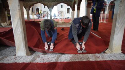 - Selimiye Camisi'nin zeminine, orijinal halısı referans alınarak metrekaresinde 729
