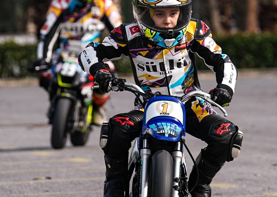 - İzmir'de milli motosikletçi Batu Pehlivan'ın uygun alan olmadığı için