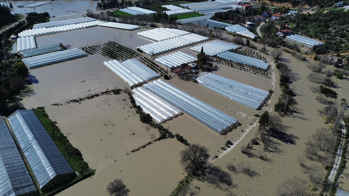 MUĞLA/ANTALYA (AA) – Muğla ile Antalya'da su basan ev ve