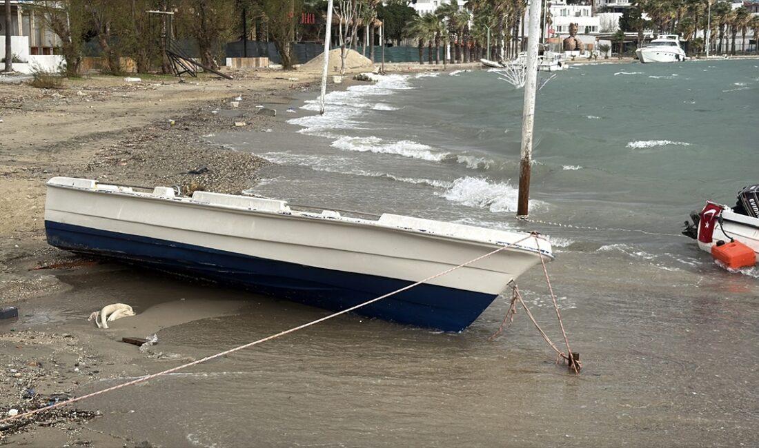 - Bodrum ilçesinde fırtına nedeniyle tekneler kıyıya sürüklendi