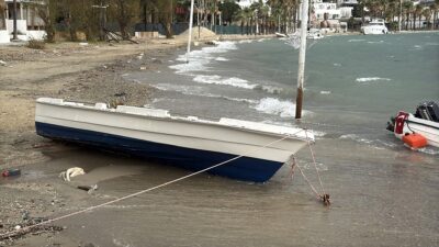 - Bodrum ilçesinde fırtına nedeniyle tekneler kıyıya sürüklendi