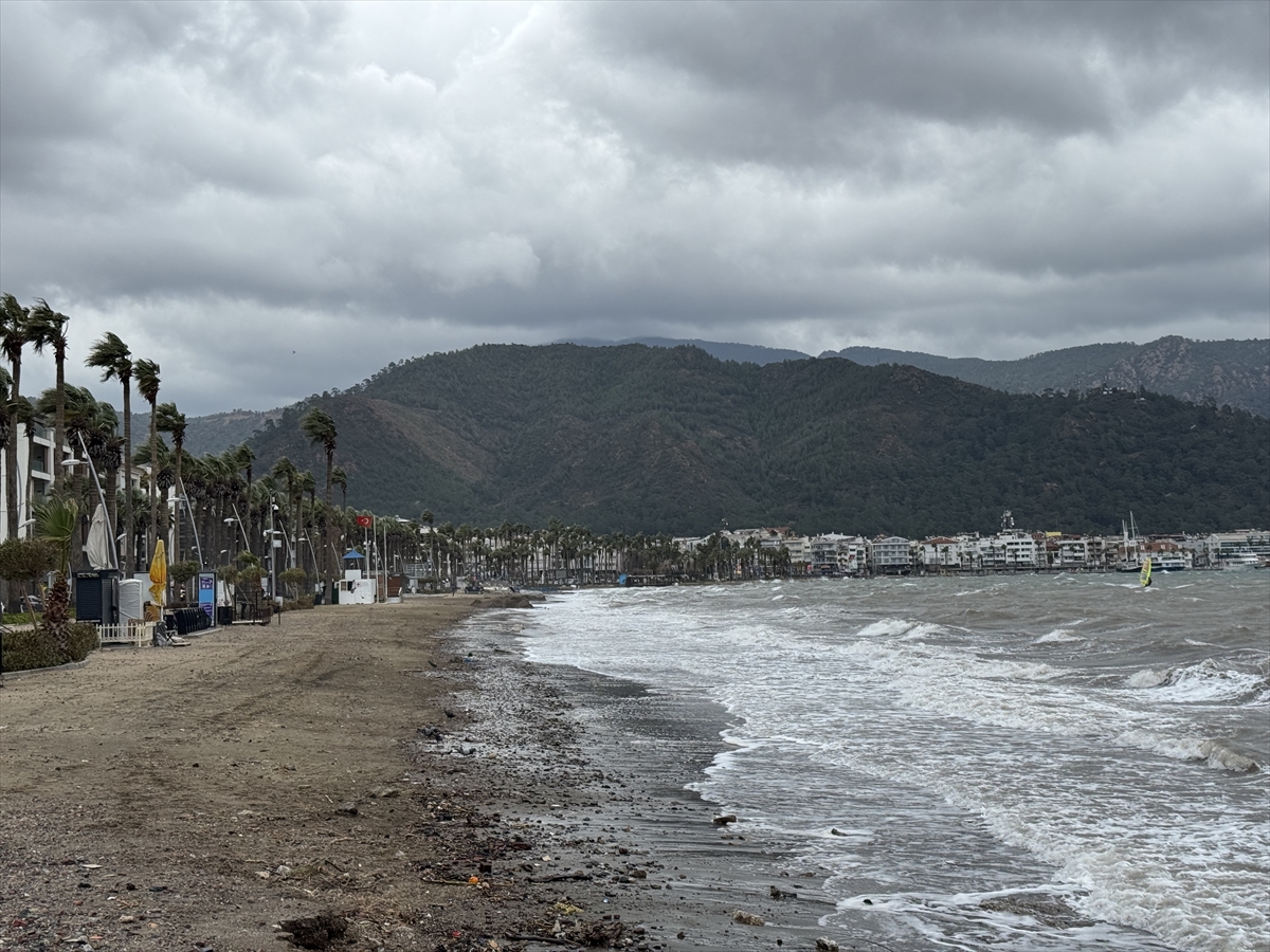 MUĞLA (AA) – Muğla'nın Marmaris ve Bodrum ilçelerinde fırtına yaşamı
