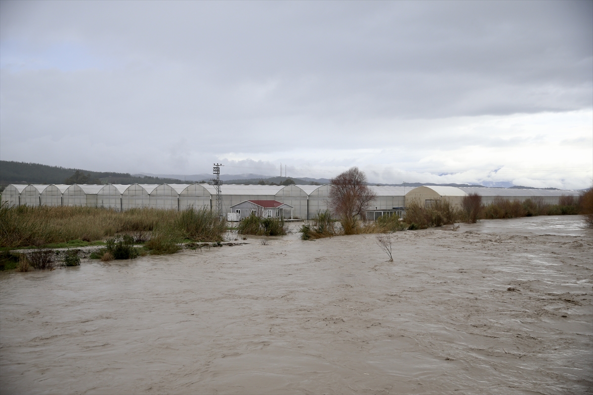 MUĞLA (AA) – Muğla ve ilçelerinde etkili olan kuvvetli yağış