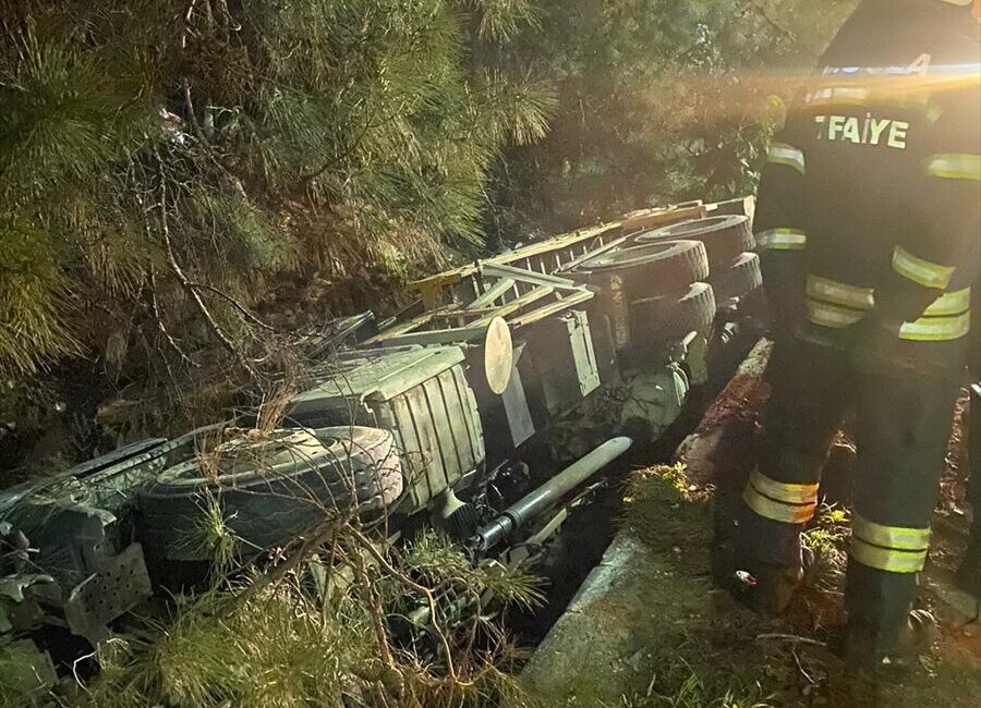 MUĞLA (AA) – Muğla'nın Bodrum ilçesinde otomobille çarpışıp şarampole devrilen