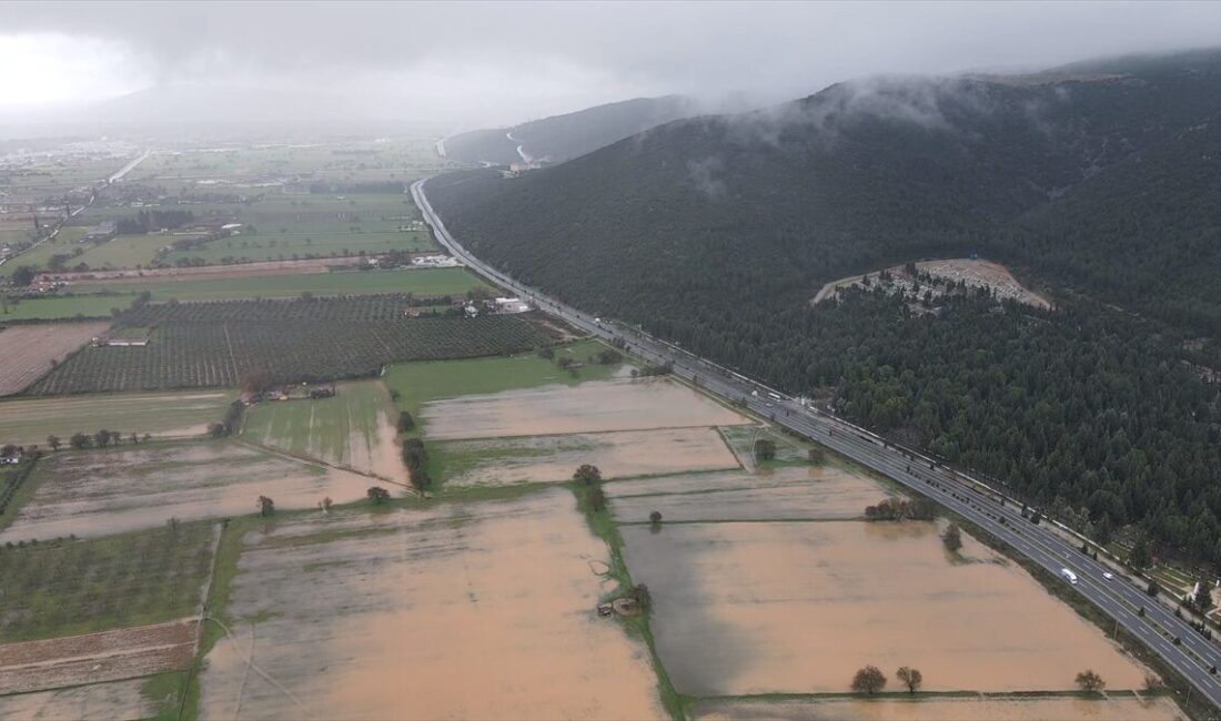 - Sağanak nedeniyle sular altında kalan tarım arazileri dronla görüntülendi