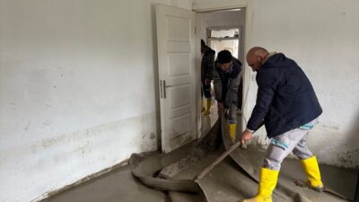 MUĞLA (AA) – Muğla'nın Seydikemer ilçesinde su basan evlerde temizlik