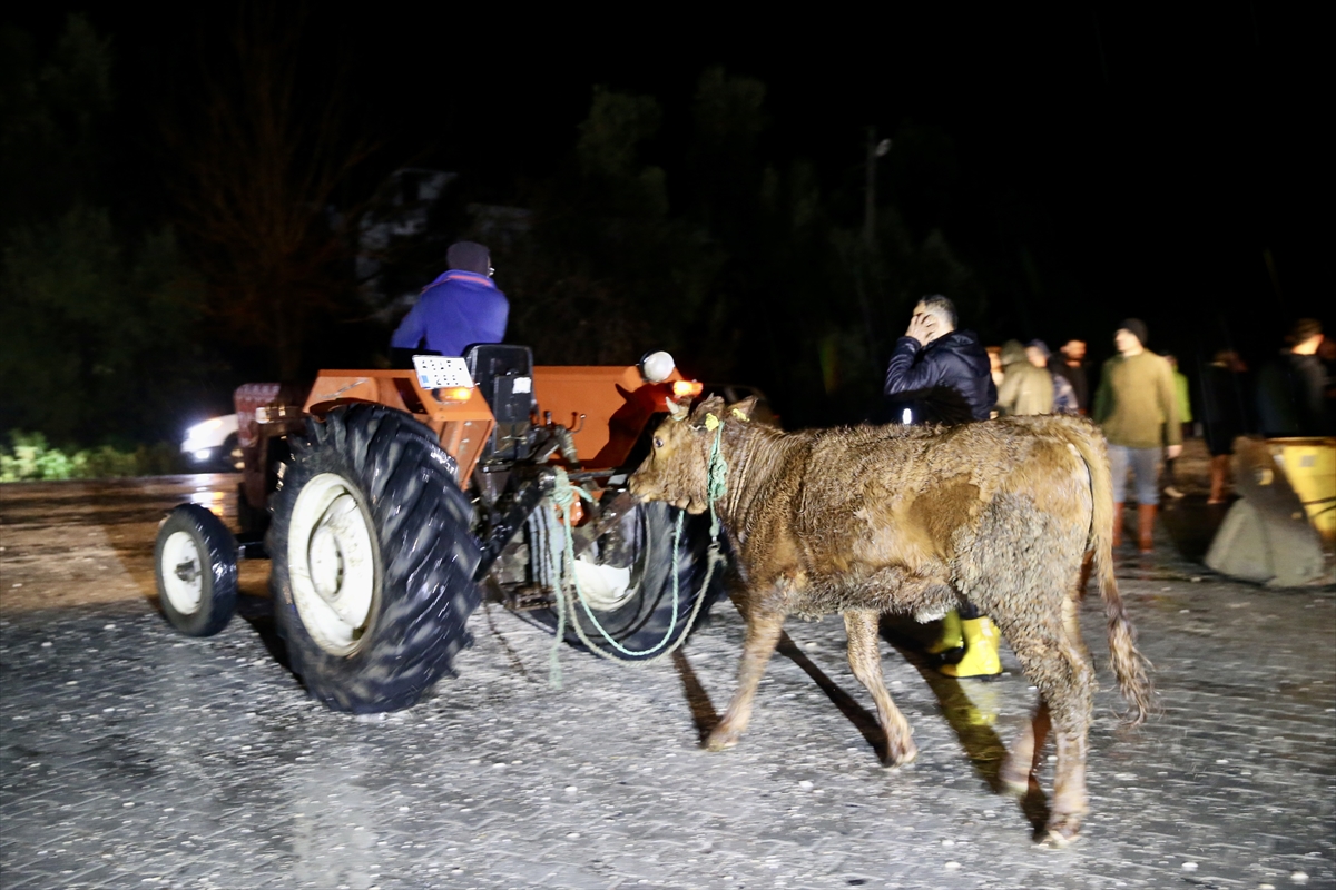 MUĞLA (AA) – Muğla'nın Seydikemer ilçesindeki bir mahallede yaşanan su