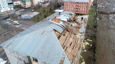 MUŞ (AA) – Muş'ta dün etkili olan fırtına nedeniyle okul