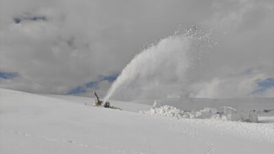 MUŞ (AA) – Muş'ta kar ve tipi nedeniyle kapanan ve
