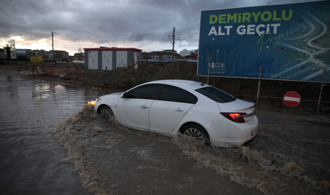 NİĞDE (AA) – Niğde'de kuvvetli sağanak ve rüzgar hayatı olumsuz