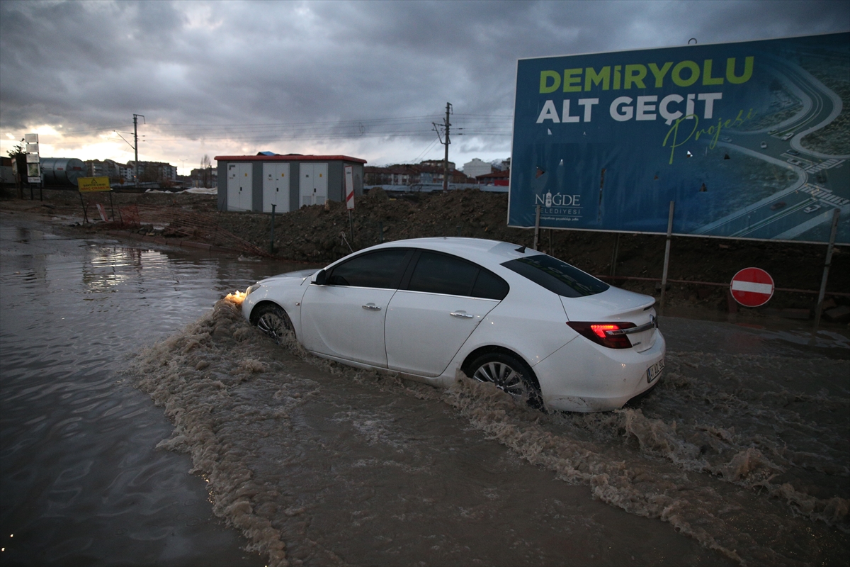 NİĞDE (AA) – Niğde'de kuvvetli sağanak ve rüzgar hayatı olumsuz